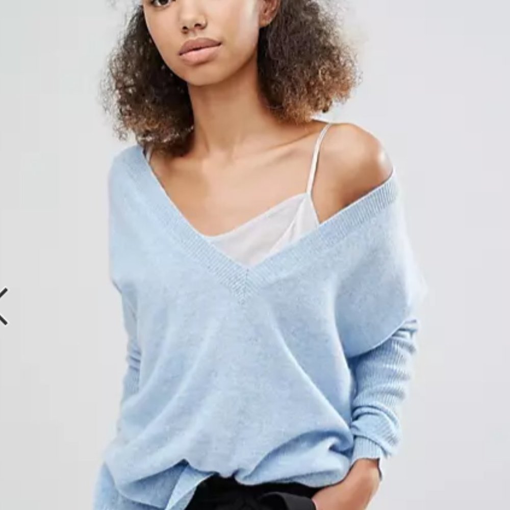 COPY - Subtle Luxury Cashmere Essential V-Neck Sweater In Blue XS/Small